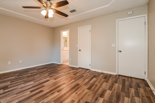 Building Photo - 1290 Bee St N