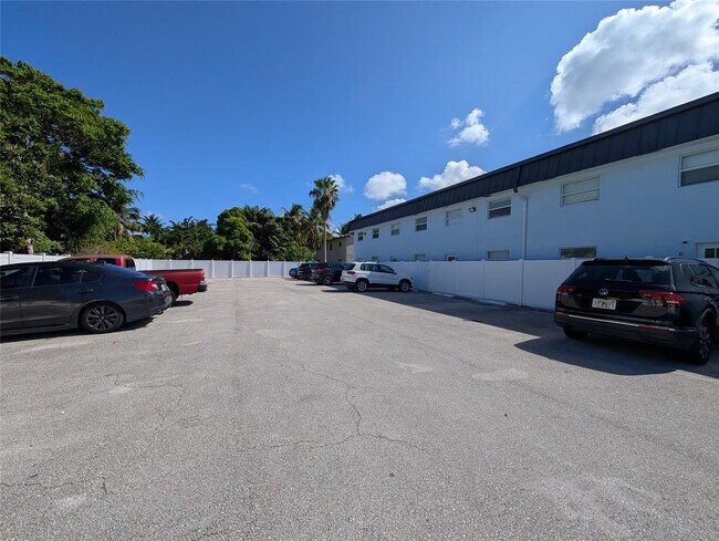 Building Photo - 1470 N Dixie Hwy