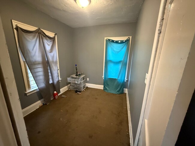 Building Photo - 4 BED 1 BATH SINGLE FAMILY HOME IN THE UNI...