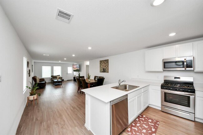 Building Photo - 7319 Clover Chase Dr
