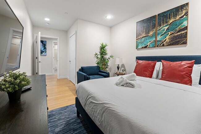 Building Photo - 601 Albany St