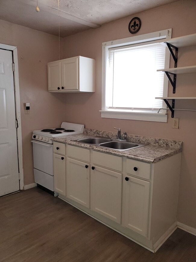 Building Photo - 1/2 off sec dep! Charming 1+-Bedroom Loft ...