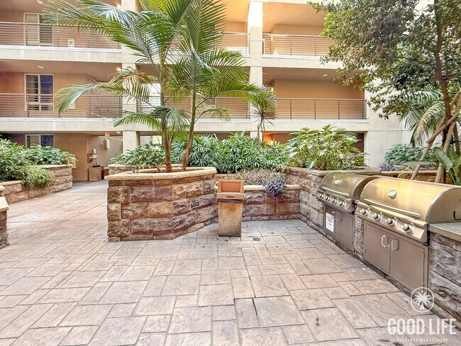 Building Photo - Beautiful East Village Condo w/ W/D, A/C & Balcony Views!