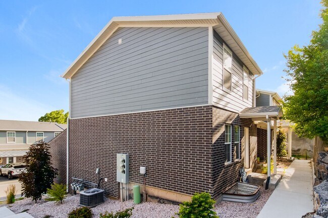 Building Photo - Spacious 3 Bed, 2.5 Bath Pet-Friendly Home with Central Air & 2-Car Garage! - Available NOW!