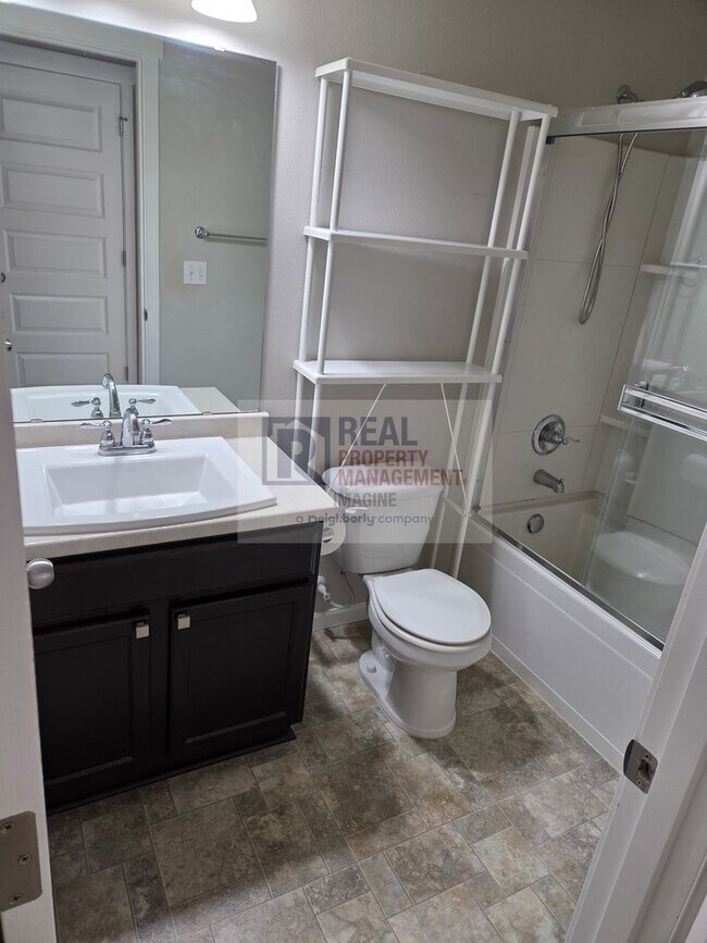 Building Photo - Modern 3 Bedroom, 2.5 Bath Home In Quiet Community!