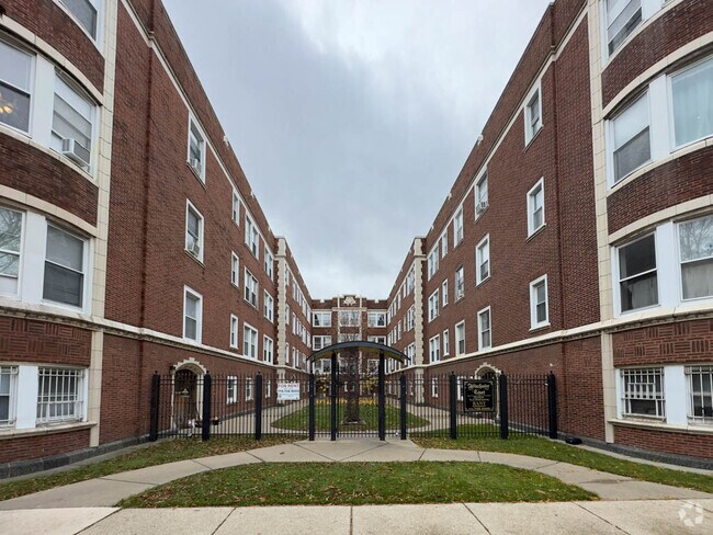 Building Photo - 4404 N Winchester Ave