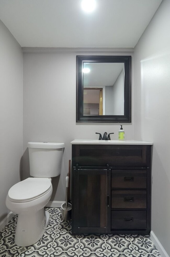 Building Photo - Nice Updated 3br/3ba In Wayzata (1 car garage)