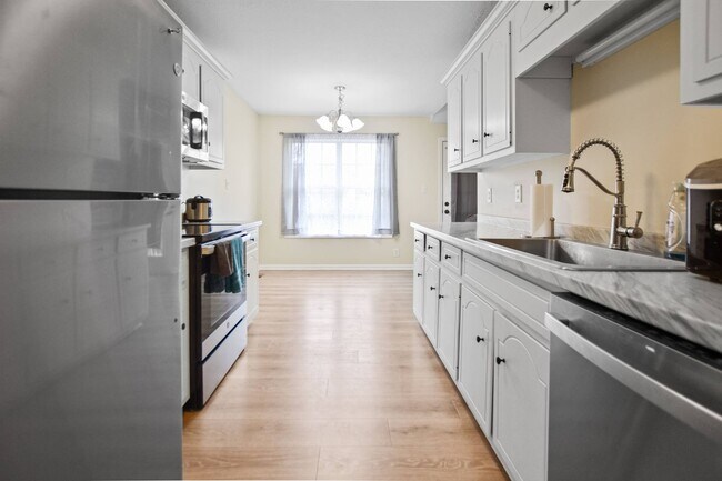 Building Photo - Three Bedroom with Bonus!