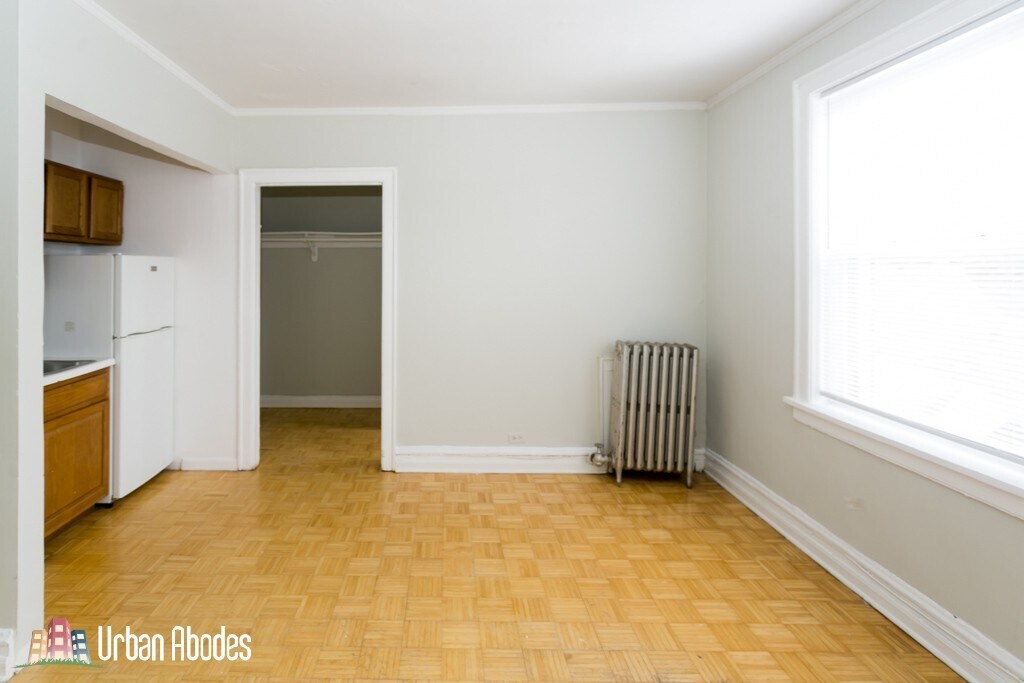 Building Photo - 717 W Belmont Ave