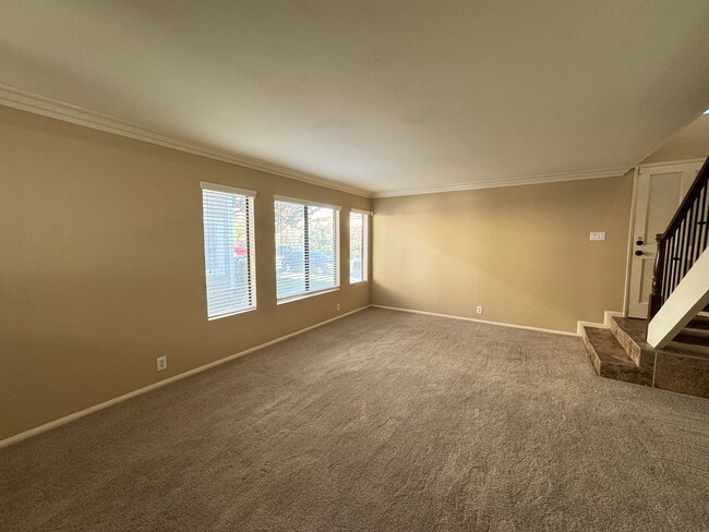 Building Photo - Beautiful 2Bd/1.5Ba Townhome in Orange w/A...