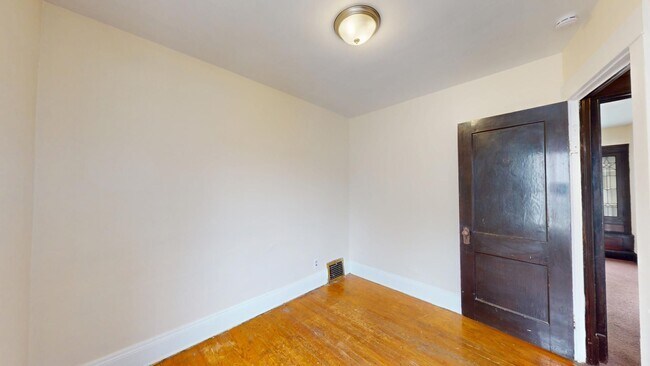 Building Photo - 2 bedroom/1 bath (upper unit)- 1ST MONTH FREE IF LEASE SIGNED BY 10/15