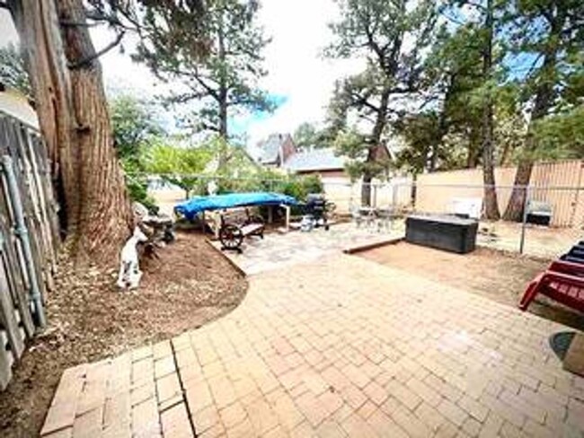 Building Photo - 2 Bedroom Lodge- Pet Friendly- Fenced Yard
