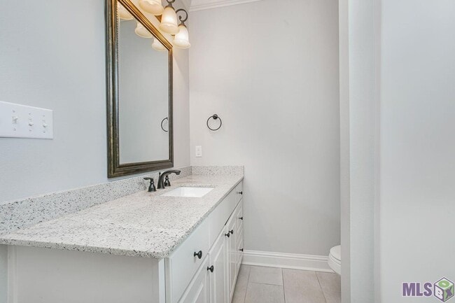 Building Photo - Trendy 4 bedroom, 2 bath home in coveted D...