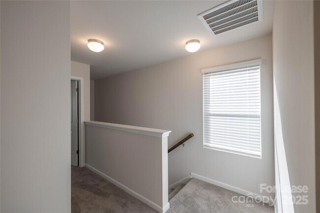 Building Photo - 148 S Bell Ave