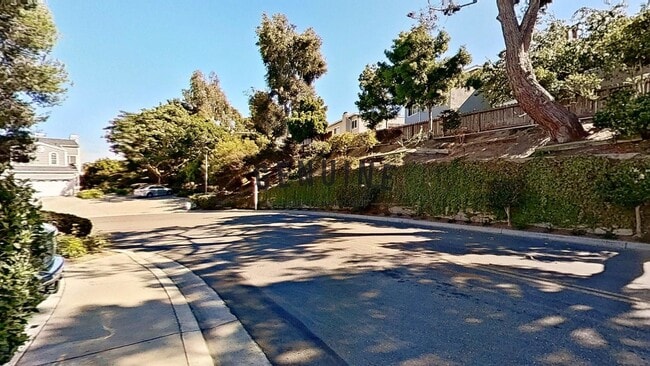 Building Photo - Spacious 2 Story 3Bd 2.5Ba Townhome