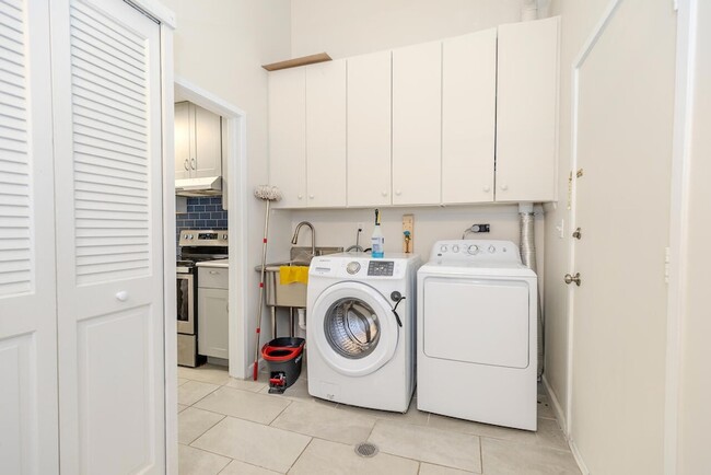 Building Photo - 725 Peninsula Ct