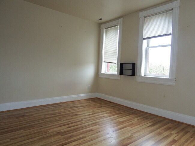 Building Photo - Beautiful Two Level Two Bedroom with Two Baths in Historic Mt Vernon Ready to Move In