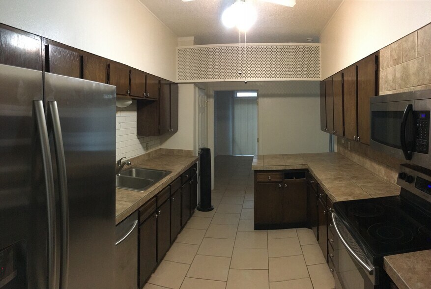 Kitchen - 2901 W Illinois Ave
