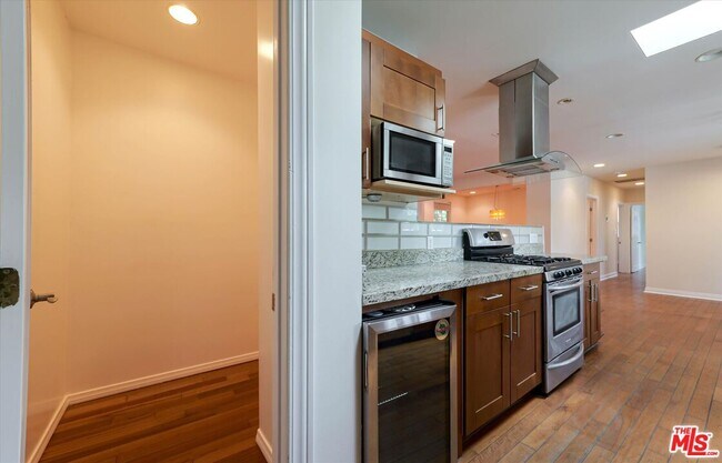 Building Photo - 22750 Clarendon St