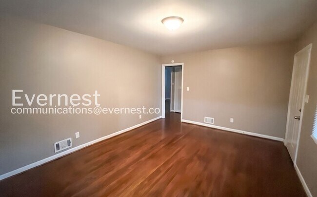 Building Photo - 3 Bed/2 Bath home with Garage / Pet-Friendly / Vouchers Accepted / Available Now!