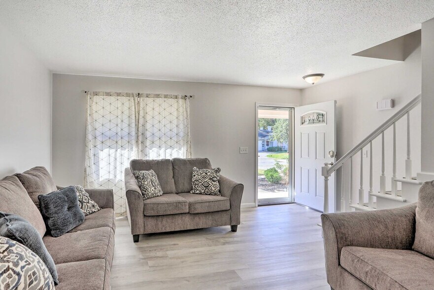 Building Photo - 6832 Woodmeadow Dr