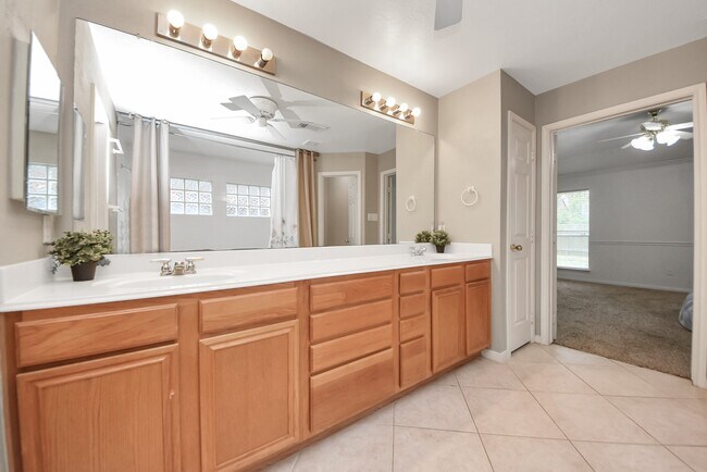 Building Photo - 1802 Whispering Forest Dr