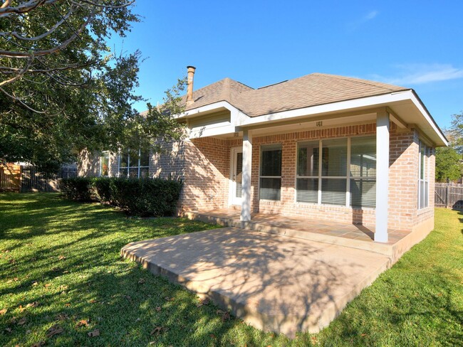 Building Photo - Charming 4 Bedroom