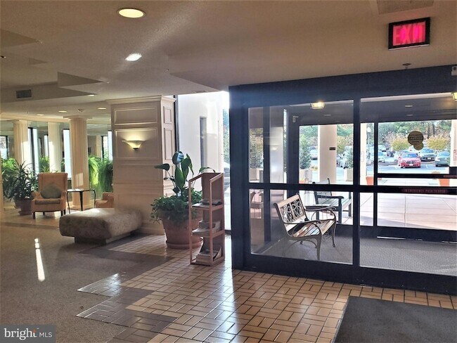 Building Photo - 15100 Interlachen Dr