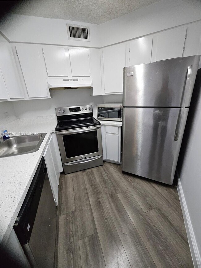 Building Photo - 216 Lake Pointe Dr