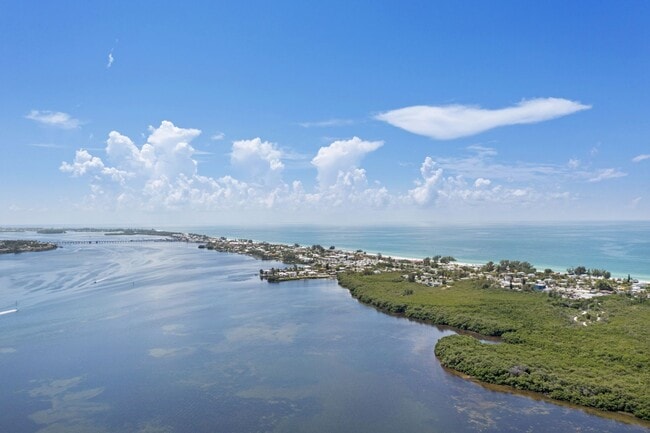 Building Photo - Furnished Chic Monthly Rental Home in Bradenton, FL VACA or Short Term