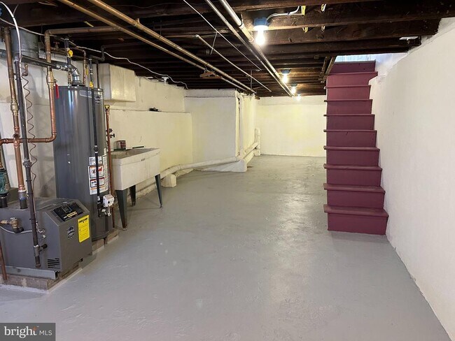 Building Photo - 3265 Edgemont St