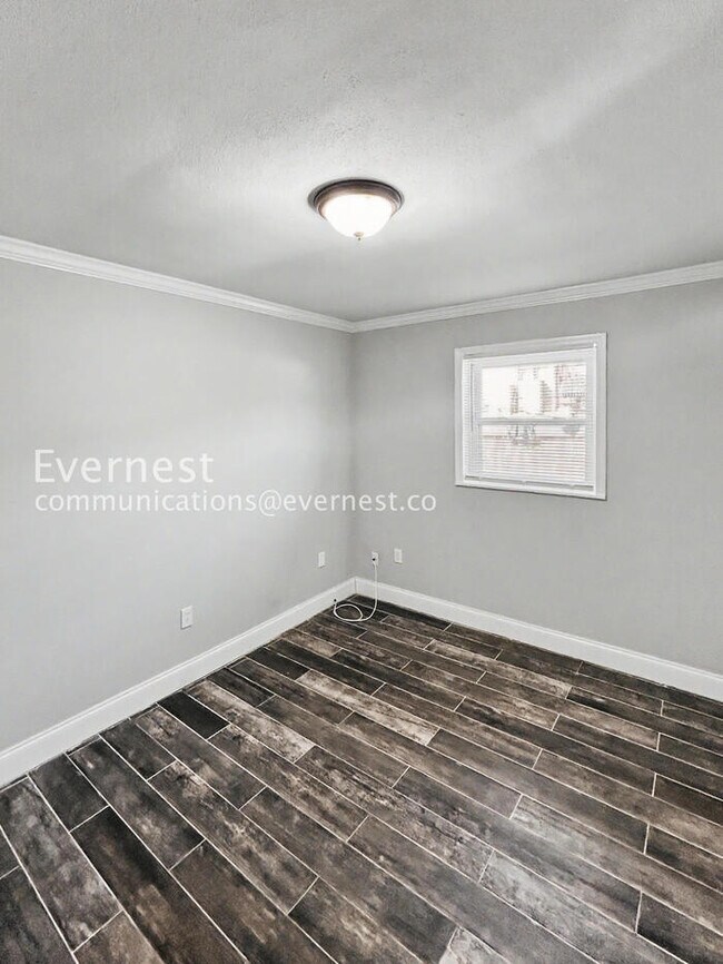 Building Photo - 1885 Shore Acres Blvd NE