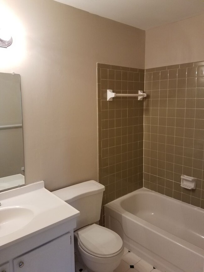 Building Photo - This spacious 3 bedroom 2.5 bathroom townh...