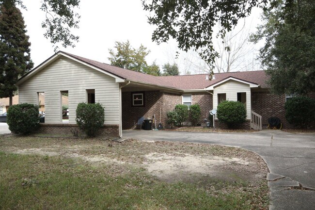 Building Photo - Spacious Bellview 2BR/1.5BA Duplex with Large New Front Deck, Fenced Backyard & Covered 2-Car Car...