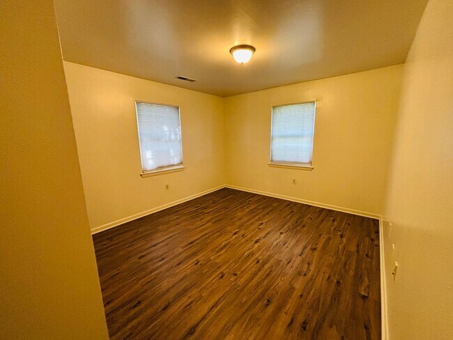 Building Photo - 2 Bedroom 1 Bathroom Condo