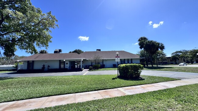 Building Photo - 5535 Lakewood Cir