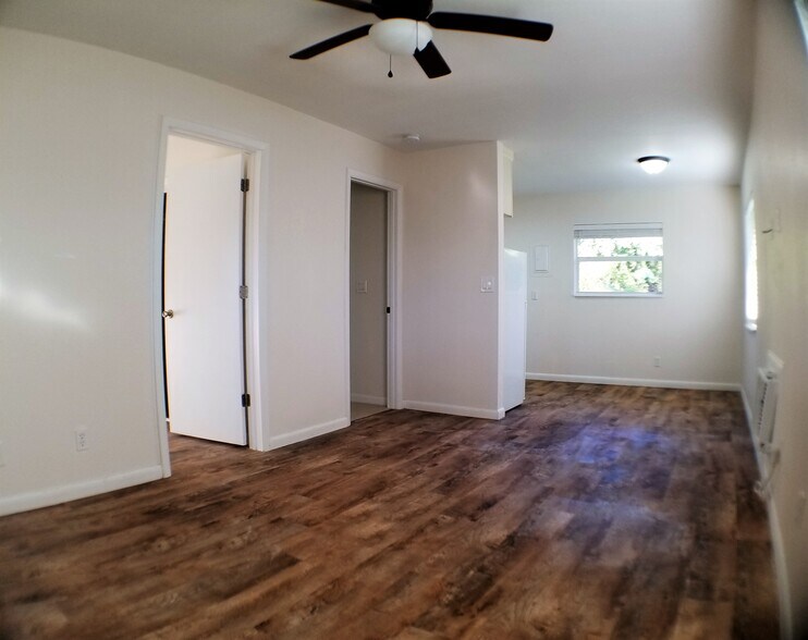 Building Photo - 8692 SE Kingsley St