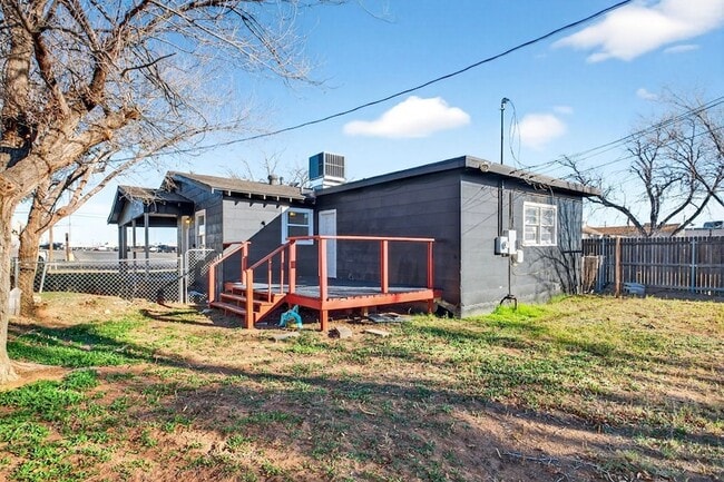 Building Photo - 2011 W 16th St