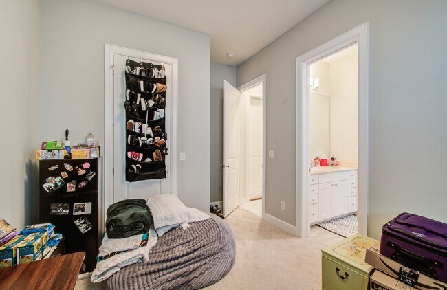 Building Photo - 2115 Naomi St