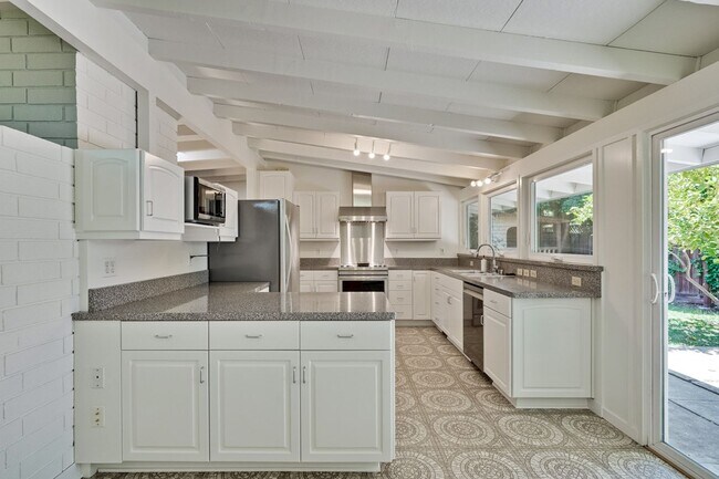 Building Photo - 3 Bed 2 Bath Mackay Home in Desirable Mont...