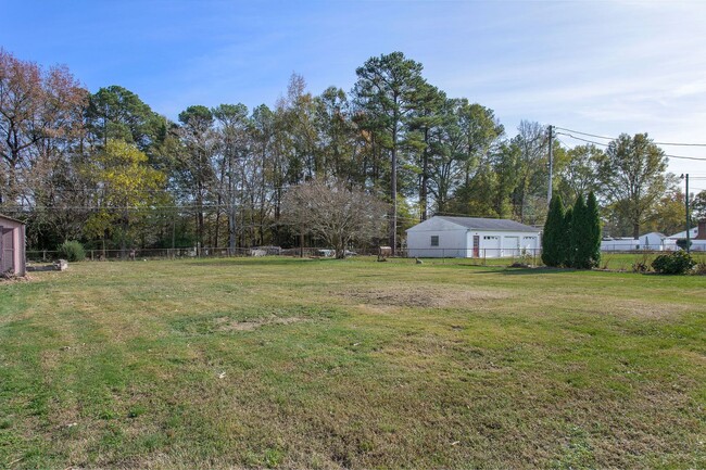 Building Photo - ADORABLE 3 BEDROOM RANCHER WITH LARGE FENC...