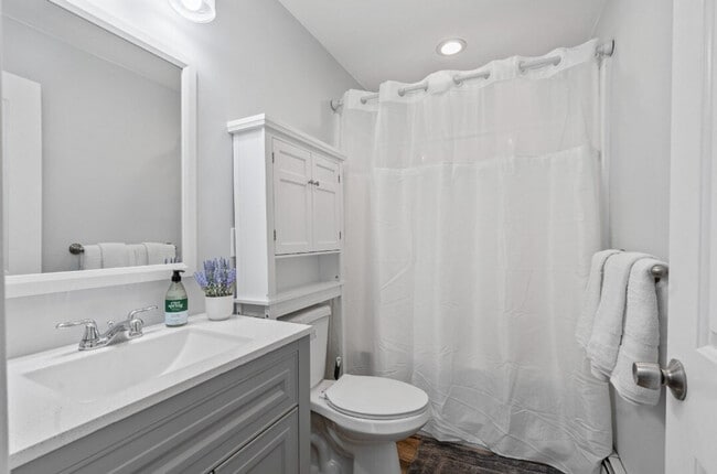 Building Photo - 346 Admiral St