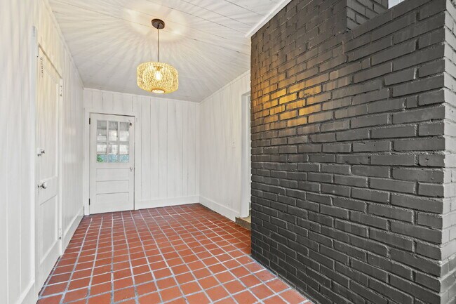 Building Photo - Nicely maintained 3 Bed, 1 Bath Single-Level Home with Bonus Sunroom