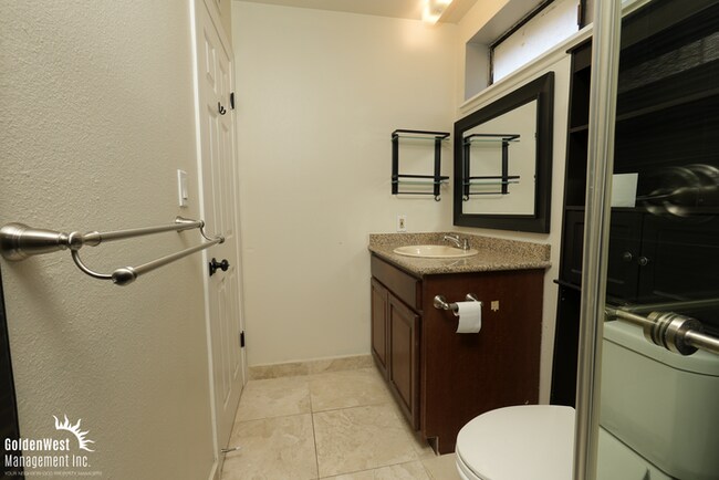Building Photo - Spacious 4Bdm 2.5Ba Home with Loft in Las Vegas