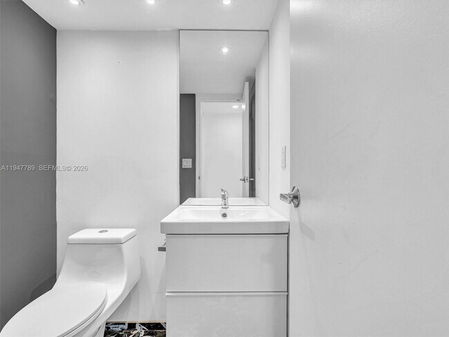 Building Photo - 100 Bayview Dr