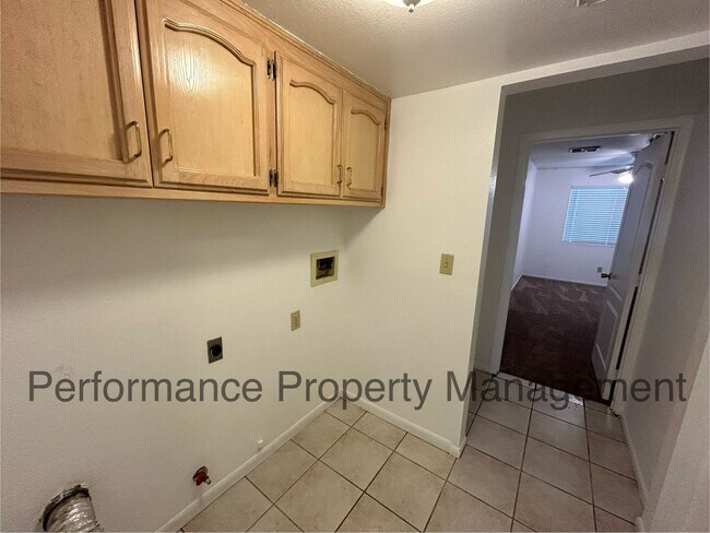 Building Photo - Stunning 4 Bed/3 Bath Home in The Oaks!