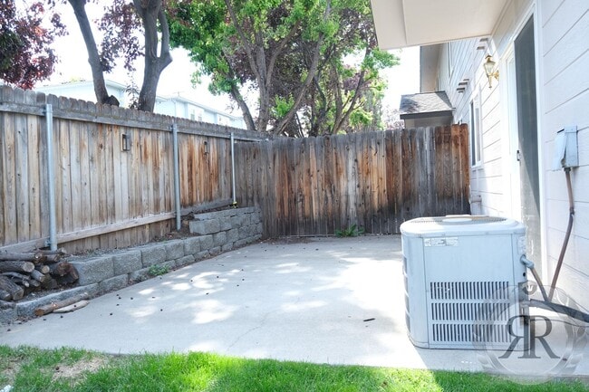 Building Photo - 2 Bedroom, 1 1/2 Bath Townhouse - Move In Ready!
