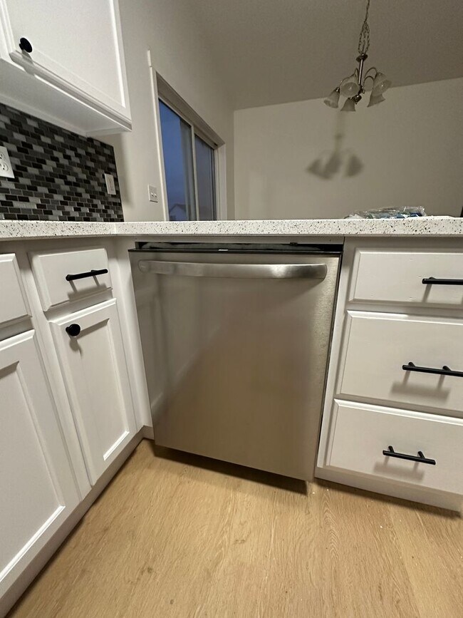 Building Photo - Available in MARCH.  Spacious Single Family - Remodeled- Home with big yard in great location