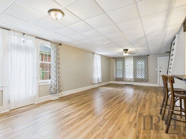 Building Photo - Available Now Beautiful 4 Bedroom Home with Garage, Central Air & Large Yard in York City.