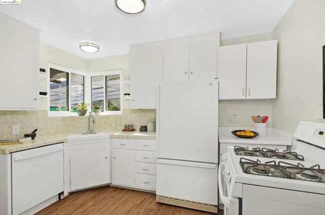 Building Photo - 24639 Leona Dr